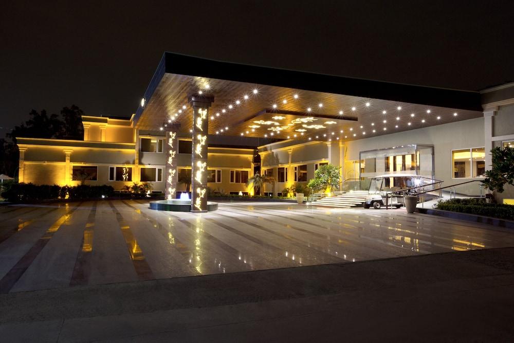 Atrio By Devam Hotel Гургаон Екстериор снимка