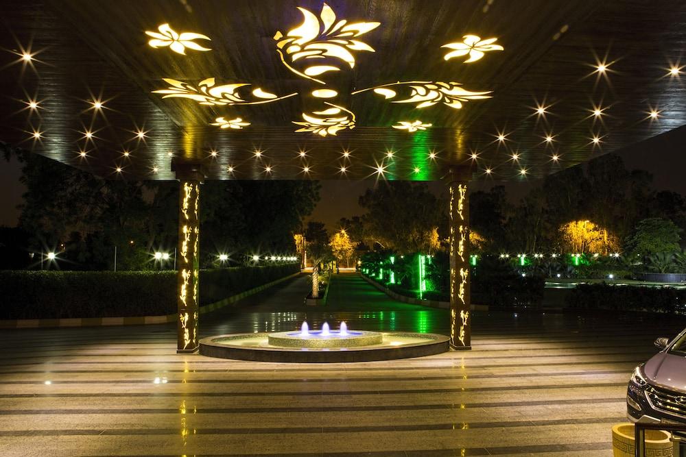 Atrio By Devam Hotel Гургаон Екстериор снимка