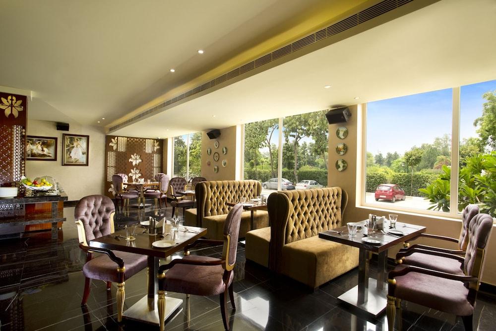 Atrio By Devam Hotel Гургаон Екстериор снимка