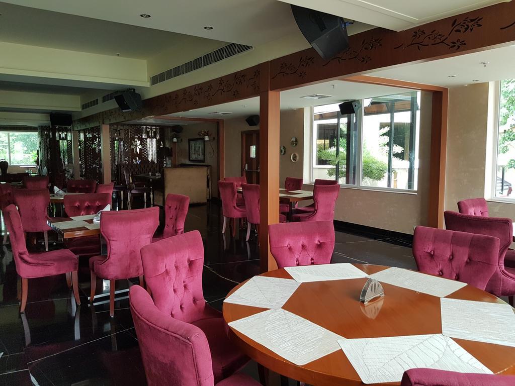 Atrio By Devam Hotel Гургаон Екстериор снимка