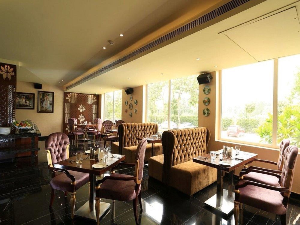 Atrio By Devam Hotel Гургаон Екстериор снимка