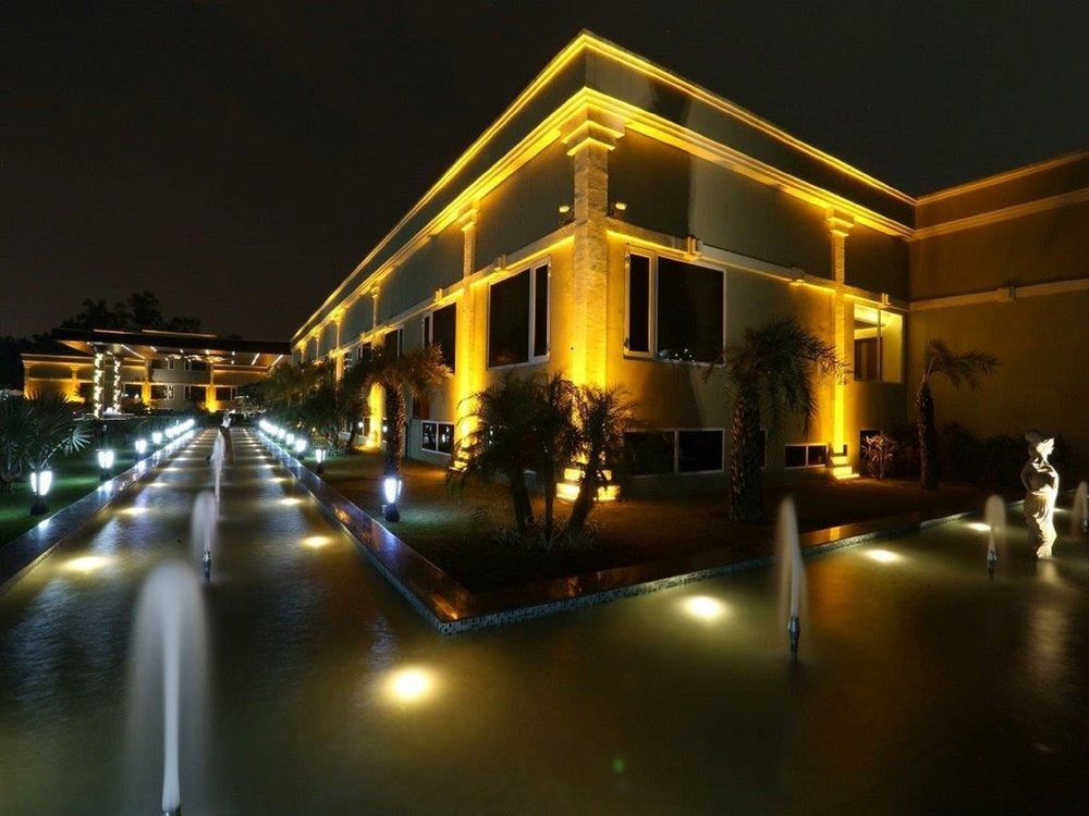 Atrio By Devam Hotel Гургаон Екстериор снимка