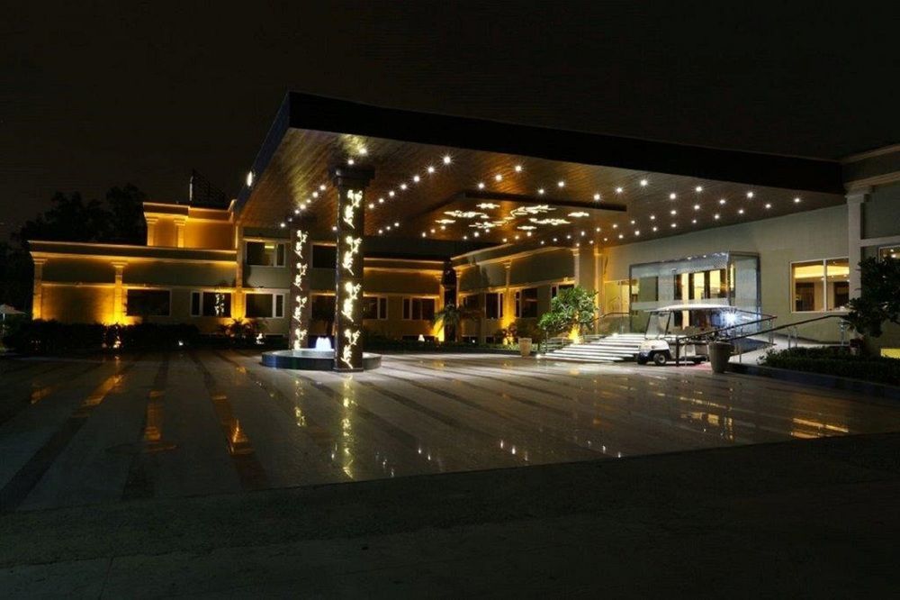 Atrio By Devam Hotel Гургаон Екстериор снимка