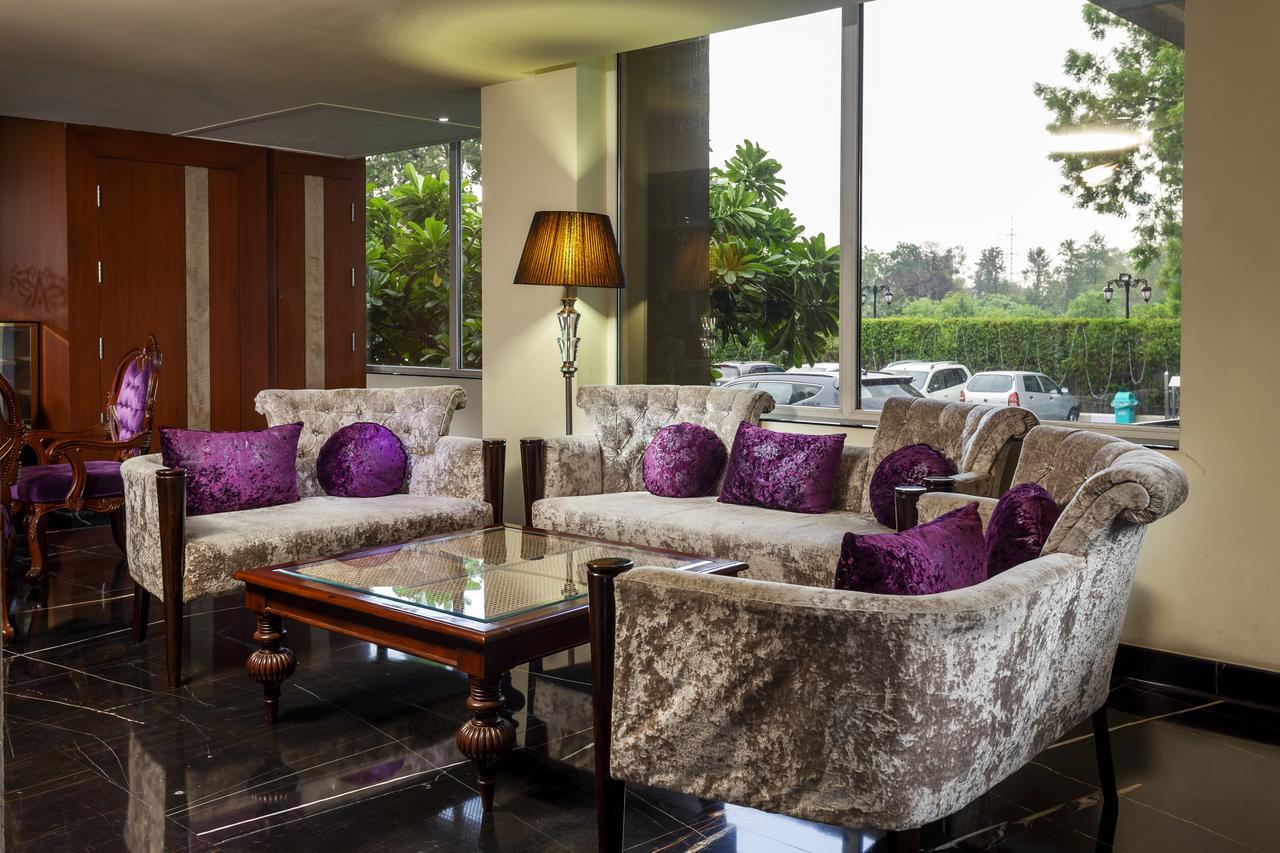 Atrio By Devam Hotel Гургаон Екстериор снимка